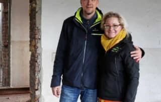 Lydia und Mario Huber zeigen die Grundschule Am Park.
