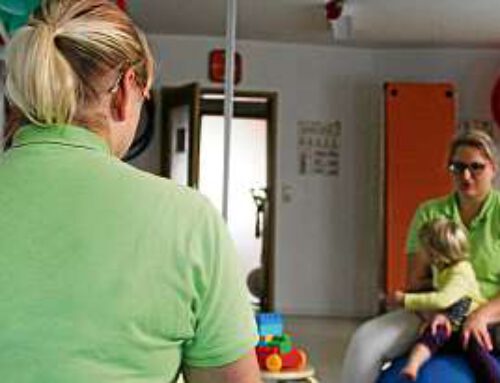 Mit eingeschränkten Kindern wird sanft das Laufen geübt
