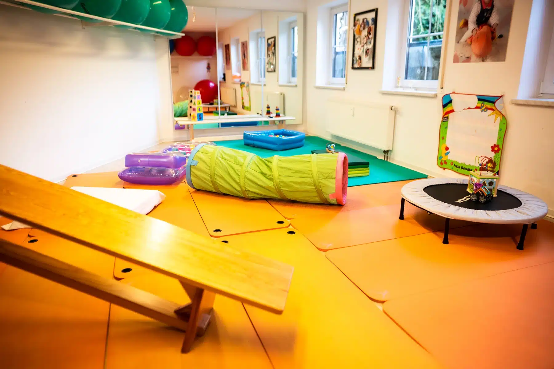 Baby Krabbelkurs in Pößneck – Physiotherpaie Huber Der Krabbelkurs für die etwas größeren Babys in Pößneck. Mit viel Spiel und Spass durch den liebevollen Kursraum krabbeln und Bewebungen erleben.