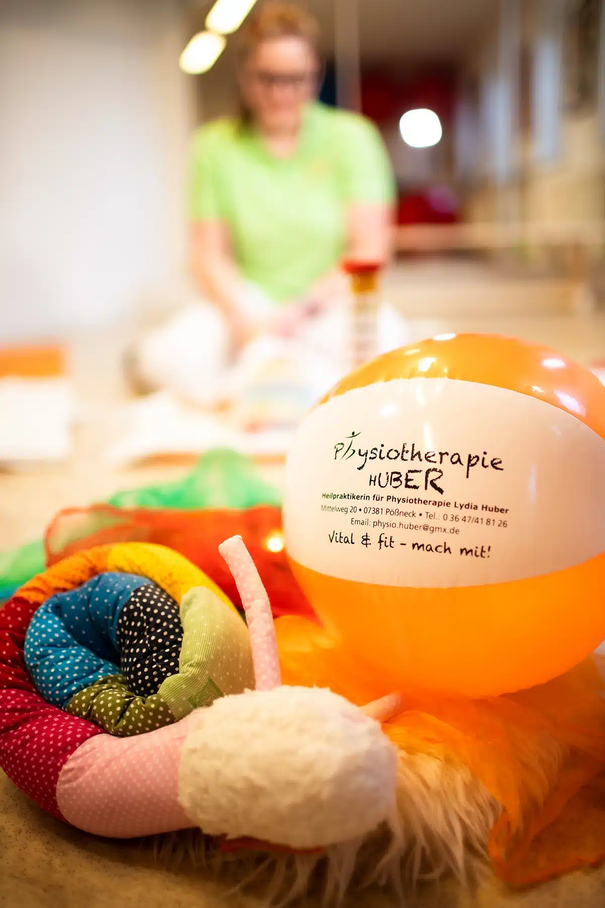 Babymassage im Saale Orla Kreis – Physiotherpaie Huber Lydia Huber im Kursraum in Pößneck bei Vorführung der Babymassage im Saale Orla Kreis - Physiotherpaie Huber